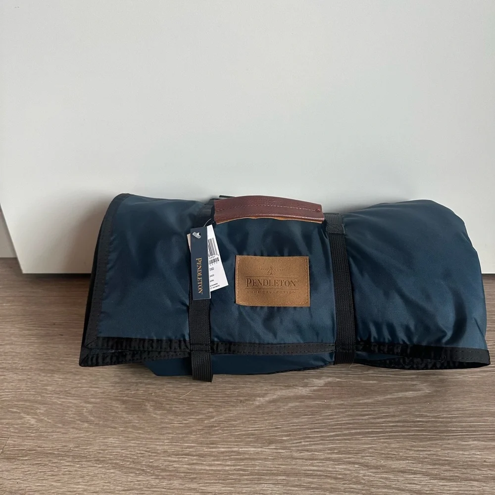 Pendleton Navy and Multicolor Roll-Up Blanket - Picture 4 of 7